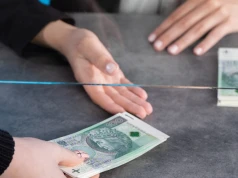 Bank zamknął konto, ale pieniądze są. Tak je odzyskasz