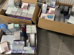 KAS przejęła podróbki warte ponad 400 tys. zł. W paczkach były perfumy i torebki znanych marek