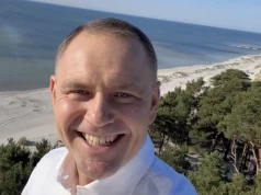 W PiS się żrą, a uśmiechnięty Nawrocki nadaje z plaży. Ujawnił nowy plan, TO wydarzy się w sierpniu