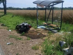Poważny wypadek motocyklisty! Kierujący uderzył w przepust i przystanek autobusowy