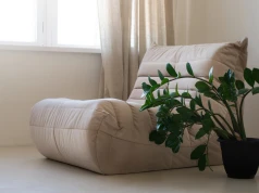 Twój beżowy salon przestanie wyglądać nudno. Te dodatki całkowicie odmienią wnętrze