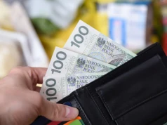 ZUS rozdaje po 300 zł. Nie ma kryterium dochodowego, ale potrzebny jest wniosek