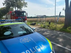 Motocyklista uderzył w przepust i przystanek autobusowy. Droga jest całkowicie zablokowana