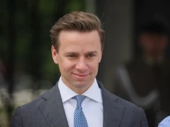 "Ręce opadają". Bosak: Nie ufajcie politykom. Wszystko sprawdzajcie