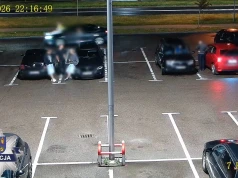 Driftował BMW, a 20-latka woziła ludzi na masce. Popisy młodzieży na miejskim parkingu