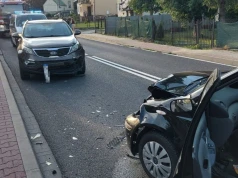 Kobieta ranna w wypadku. Jadąca do zdarzenia karetka zderzyła się z autem osobowym