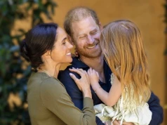 Księżniczka Lilibet robi salto w basenie! Meghan Markle pokazała wakacyjne zdjęcia rodziny
