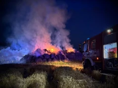 Gigantyczny pożar 250 bel słomy. Poszły z dymem mimo wielogodzinnej walki strażaków