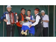 Strzyżew: Nieźle w Warszawie, dobrze w Pleszewie, ale najlepiej jest na Strzyżewie! Biesiada Seniorów i urodziny pani Stefanii! Sto lat to za mało!