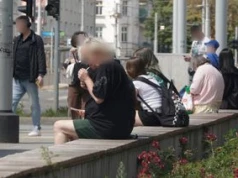 Palenie na przystankach w Szczecinie wciąż problemem. Zakaz jest, ale niewielu się tym przejmuje