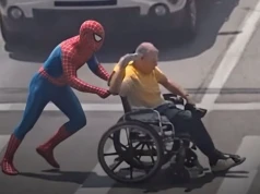 Bohater nie tylko z komiksów. Spiderman pomógł niepełnosprawnemu przejść przez ruchliwą ulicę (WIDEO)