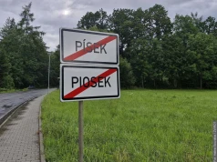 Wandale usunęli dwujęzyczne tablice w Piosku. Wisiały zaledwie kilka dni