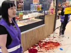 Aktywiści zaatakowali lokal w Galerii Mozaika. Obrzucili go gnijącymi owocami (Video)