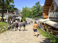 Turyści ruszyli w Tatry. Szlaki oblężone, TOPR apeluje o rozwagę