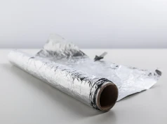 Zakrycie okien folią aluminiową to awaryjna metoda na ochronę przed upałem