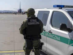 Kamizelki „SWAT” i żart o bombie. Kawalerski skończył się na lotnisku