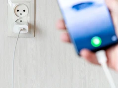 Co podłączać najpierw: kabel do telefonu czy do gniazdka?