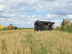 Wojskowa ciężarówka na boku. Żołnierze w szpitalu