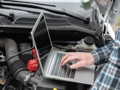 Zablokował gaz butem i wysiadł z samochodu. Tak naciągają ubezpieczycieli
