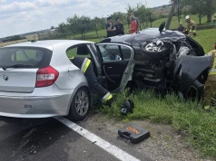 Groźny wypadek na lokalnej drodze. Dwa auta rozbite, jedno na boku w rowie