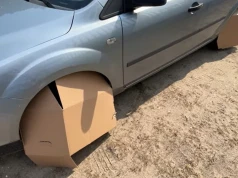 Karton zamiast gadżetów za setki złotych. Ten patent podbija parkingi