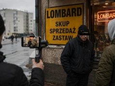 Próbują "kupić" uzależnionych i bezdomnych na ulicach. Później nagrywają z nimi TikToki