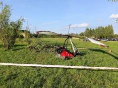 Groźny wypadek podczas rodzinnego pikniku. Paralotnia zahaczyła o auta, drzewa i spadła na ziemię. Dwie osoby ranne