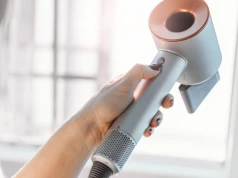 Letnia wyprzedaż Dyson. Ta suszarka wygląda jak luksusowy dodatek do łazienki. BaByliss też taniej