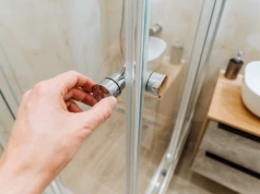Ekspertka ostrzega przed lodowatym prysznicem w upał. Zrób inną rzecz przed snem