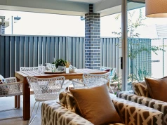 Koniec z kiczowatymi dodatkami. Trend coastal chic podbija wnętrza i robi to z klasą