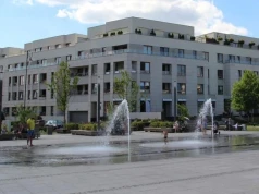 Wilanów: mężczyzna "ze wzwodem" obserwował skąpo ubrane dzieci bawiące się w fontannie. Mieszkanka zaapelowała do rodziców