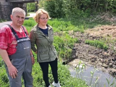 Przez jedną zatkaną rurę może stracić całe gospodarstwo. Rolnik jest na skraju bankructwa