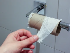 Trzymasz papier toaletowy w łazience? To wygodne, ale niebezpieczne rozwiązanie