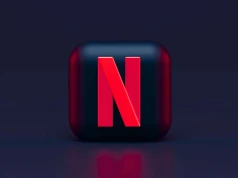 Netflix dodał 3 kultowe komedie! Polacy uwielbiają tę serię