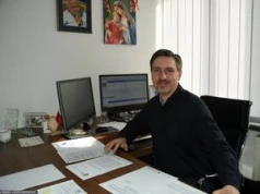 Chce uratować posadę męża. Zarzeka, że nie miał romansu