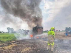 Pożar pola z maszyną rolniczą (ZDJĘCIA)