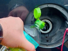 Kierowcy mają sposób na drogiego diesla. Czy olej z marketu niszczy silnik?