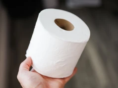 Masz dość komarów w mieszkaniu? Rolka papieru toaletowego skrywa patent, o którym mało kto wie
