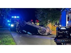 Kierowca uderzył w drzewo i dachował w powiecie mogileńskim