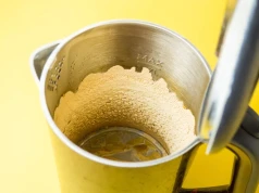 Żaden ocet ani kwasek. Wlej 250 ml tego napoju do czajnika, a kamień zniknie 5 minut