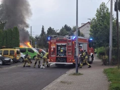 Pożar samochodu i wiaty na ul. Chałupnika (Video)