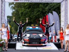 Rzeszowski kierowca Adrian Rzeźnik i Kamil Kozdroń na podium 82. Rajdu Polski