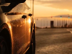 Dlaczego Porsche, BMW i Mercedes-AMG trzaskają przy skręcaniu? To nie jest usterka