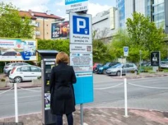 Fala kar za parkowanie pod sklepami. Polacy płacą. UOKiK interweniuje
