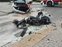 Poważne zderzenie motocyklisty z autem na Pradze-Południe. Kierujący jednośladem w stanie ciężkim