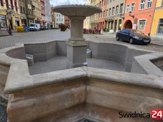 Najmniejsza fontanna na świdnickim Rynku znów nieczynna