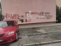 Dewastacja bloków w Komorowicach. Wulgarne napisy i groźby na elewacjach
