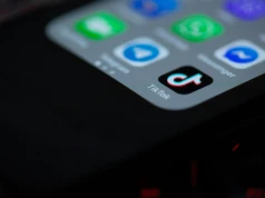 Giganci tech ignorują unijne prawo. Badacze bez dostępu do danych o dezinformacji