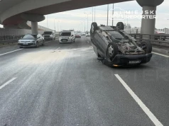 Zderzenie dwóch Mercedesów na trasie S2. Jeden dachował. Kierowca osobówki uciekł pieszo