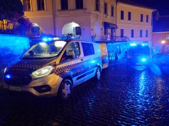 Zakrwawiony mężczyzna w centrum miasta. Strażnicy ujęli cztery osoby – foto